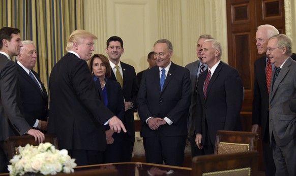 Montagabend im Weissen Haus: Trump empfängt Senatoren aus der republikanischen und der demokratischen Partei.