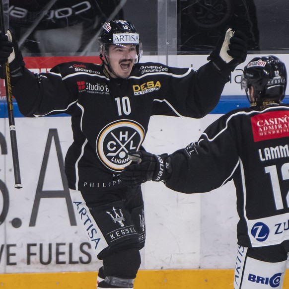 From left, Lugano?s player Alessio Bertaggia, celebrates the 1-1 gol, during the preliminary round game of National League A (NLA) Swiss Championship 2019/20 between HC Lugano and EV Zug at the ice st ...