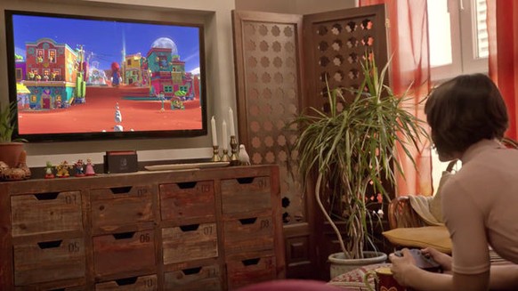 Zuhause steht die Nintendo-Switch-Konsole in der Nintendo-Switch-Station, die die Konsole mit dem Fernsehgerät verbindet.