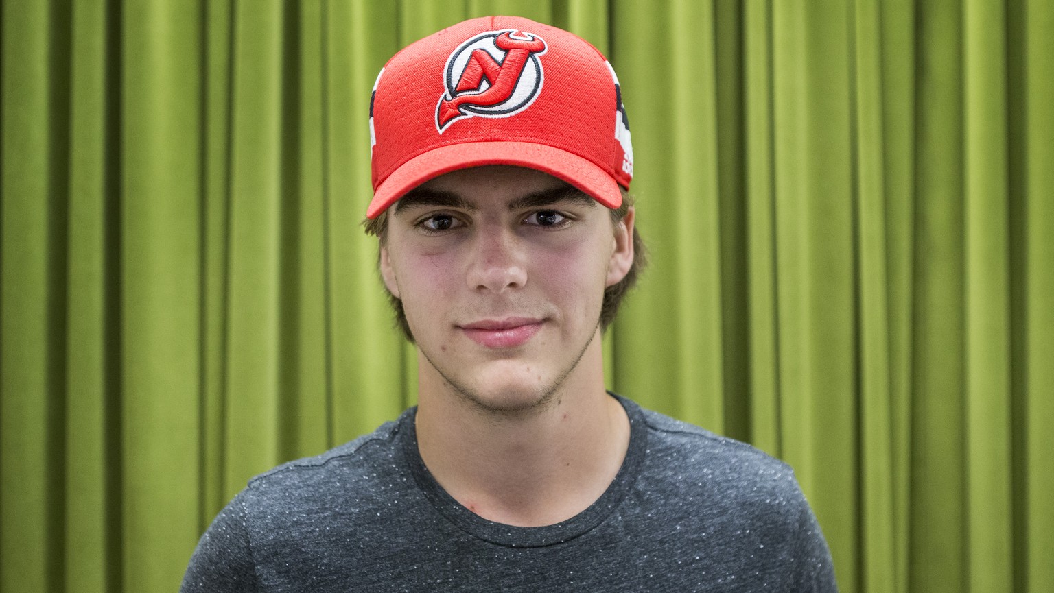 Nico Hischier posiert fuer ein Portrait, waehrend dem Empfang zu seinen Ehren in seiner Heimatgemeinde, nachdem der 18-jaehrige Eishockeyspieler im NHL-Entry-Draft von den New Jersey Devils in Chicago ...