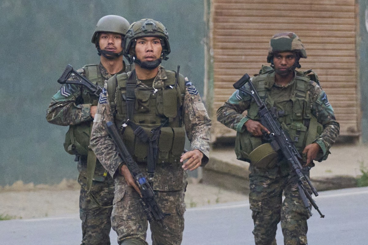 Indian Air Force soldiers arrive at Pampore in Pulwama district of Indian controlled Kashmir, Wednesday, May 7, 2025. (AP Photo/Dar Yasin)