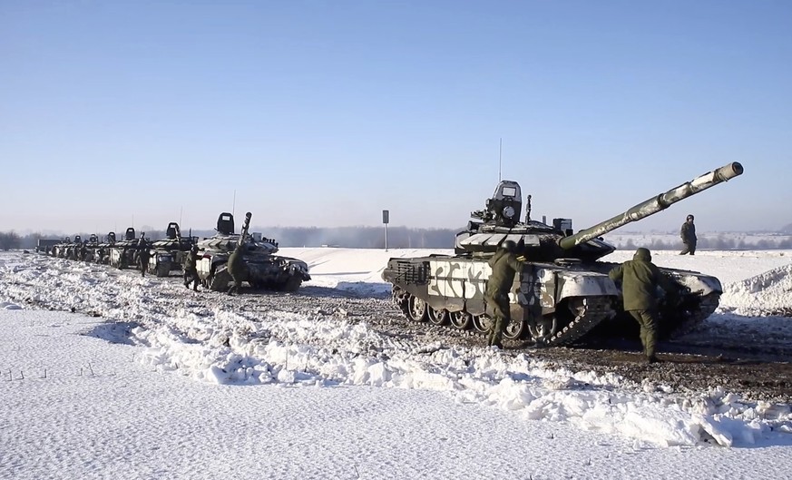 epaselect epa09758293 A still image taken from a handout video made available by the Russian Defence Ministry press service shows Russian tanks return from the ground shooting range on the Voronezh re ...