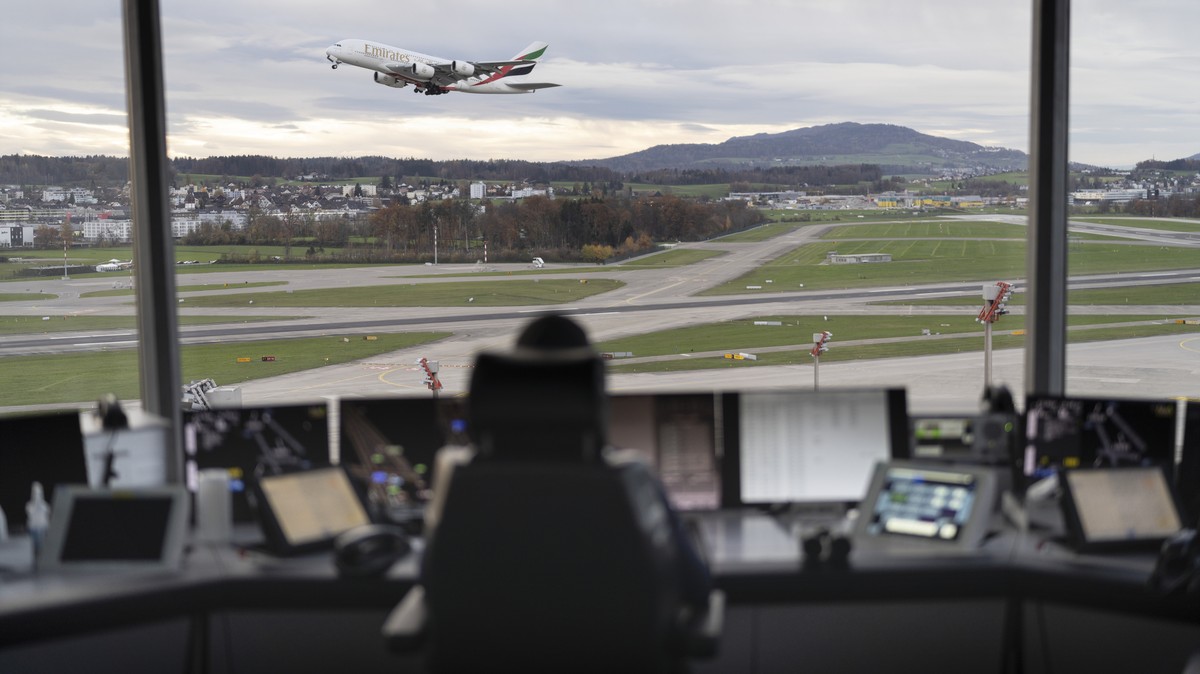 AVIS --- ZUR FLUGSICHERUNGSGESELLSCHAFT SKYGUIDE STELLEN WIR IHNEN FOLGENDES NEUES BILD ZUR VERFUEGUNG. WEITERE BILDER FINDEN SIE AUF visual.keystone-sda.ch --- Ein A380 Airbus Flugzeug der Fluggesell ...