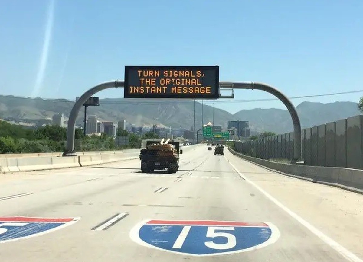 lustige verkehrsschilder autobahn warnschilder https://www.businessinsider.com/funny-highway-signs-messages-safety-federal-scrutiny-new-jersey-2023-2?r=US&amp;IR=T#-16