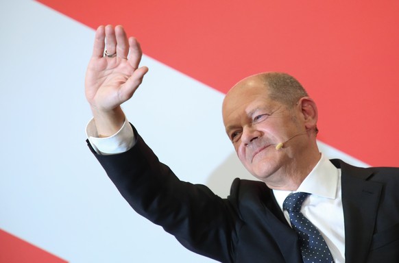 26.09.2021, Berlin: Olaf Scholz, Finanzminister und SPD-Kanzlerkandidat, winkt während der Wahlparty im Willy-Brandt-Haus. Foto: Wolfgang Kumm/dpa +++ dpa-Bildfunk +++