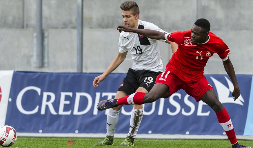 Der Oesterreicher Sandro Ingolitsch, links, gegen den Schweizer Dimitri Oberlin, rechts, waehrend dem U-19 Fussball Laenderspiel zwischen der Schweiz und Oesterreich am Mittwoch, 7. Oktober 2015 auf d ...