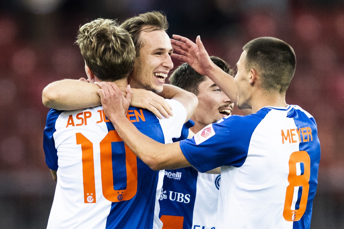 Lovro Zvonarek (GC), zweiter von links, bejubelt sein 1-0 mit Team beim Super League/Challenge League Barrage Rueckspiel zwischen dem Grasshopper Club Zuerich und dem FC Aarau, am Donnerstag, 21. Mai  ...