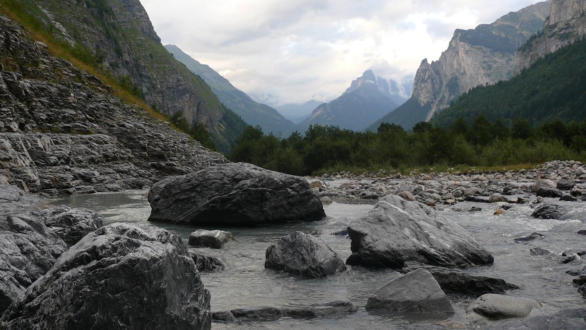 Bergwanderin-st-rzt-im-Berner-Oberland-ab-tot