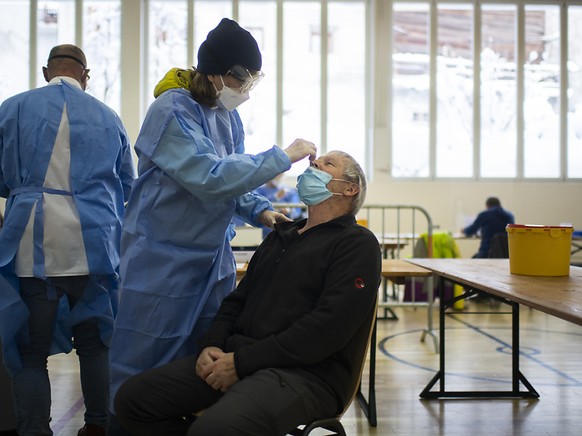 Im s�dlichen Graub�nden haben am Freitagmorgen die ersten Fl�chentests der Schweiz begonnen. Fast 10&#039;000 Personen meldeten sich bislang f�r die Schnelltests an. Getestet wurde unter anderem in Zu ...