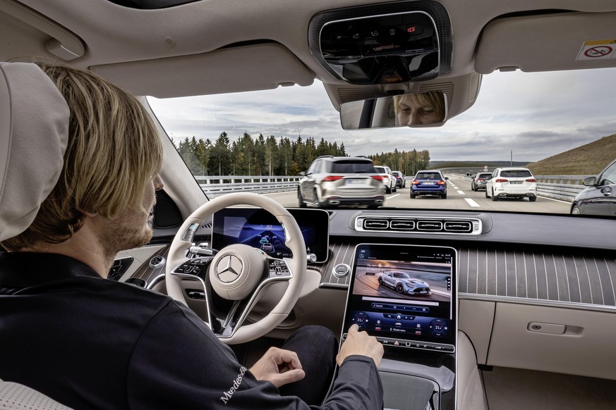Hochautomatisiertes Fahren gemäss Level 3 will der deutsche Autohersteller ab 2022 in Fahrzeugen der S-Klasse und im voll elektrischen EQS anbieten.