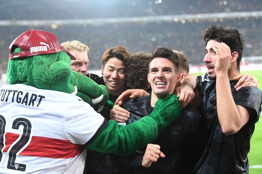 Fussball: Bundesliga, VfB Stuttgart - Borussia Dortmund, 12. Spieltag am 17.11.2017 in Mercedes-Benz-Arena, Stuttgart (Baden-Wuerttemberg). Stuttgarts Maskottchen Fritzle (l-r), Andreas Beck, Takuma A ...