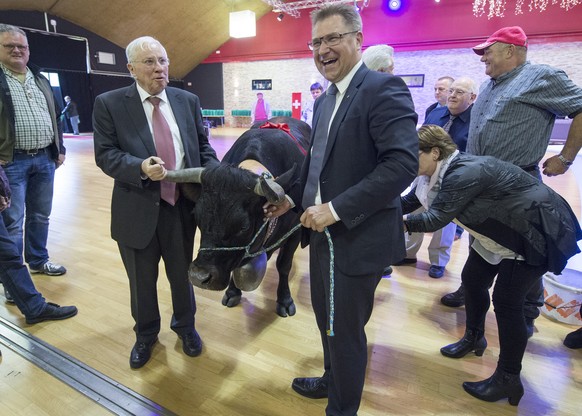 Toni Brunner mit Stier. Mit seinem Anliegen für die Soldaten ist er nicht durchgekommen.&nbsp;