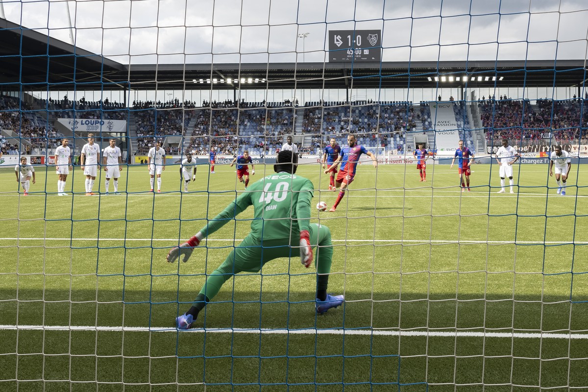 Le balois Arthur Cabral Mendona, tire un penalty face au gardien lausannois Mory Diaw lors de la rencontre du championnat de football de Super League entre le FC Lausanne-Sport, LS, et le FC Bale, FCB ...