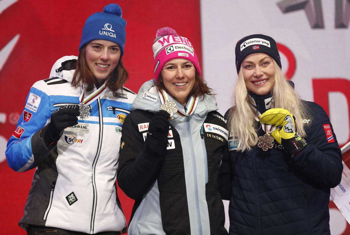 Switzerland's Wendy Holdener, center, winner of the women's combined, poses with second placed Slovakia's Petra Vlhova, left, and third placed Norway's Ragnhild Mowinckel, during t ...