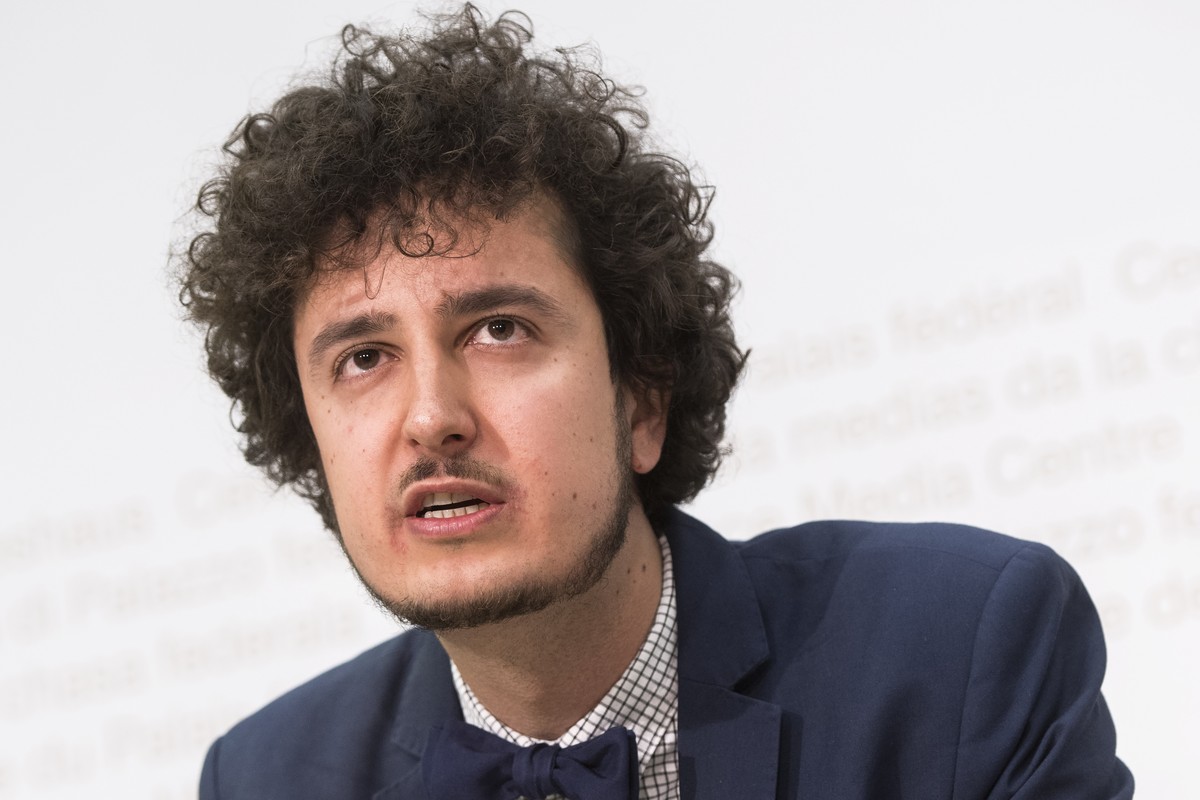 Nicola Forster, Co-Autor und Vorstandsmitglied foraus, waehrend der Pressekonferenz zum "Gegenentwurf RASA-Initiative", am Montag 25. April 2016 in Bern. Das Forum Aussenpolitik (foraus) sch ...