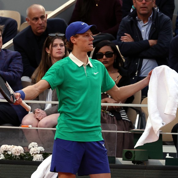 epa12164453 Jannik Sinner of Italy complaints about a decision during his Men&#039;s final match against Carlos Alcaraz of Spain at the French Open Grand Slam tennis tournament at Roland Garros in Par ...