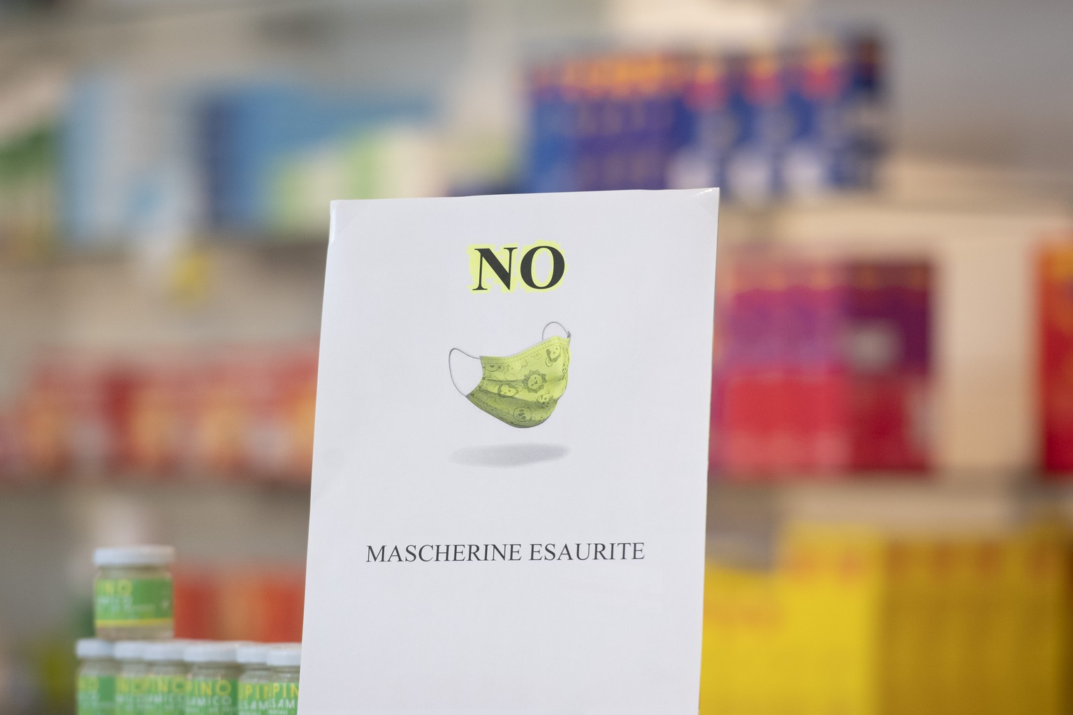 Ein Schild in einer Apotheke in Chiasso weist darauf hin, dass keine Schutzmasken mehr erhaeltlich sind, am Dienstag, 25. Februar 2020. Ich der Schweiz wurde bisher keine Ansteckung mit dem Coronaviru ...