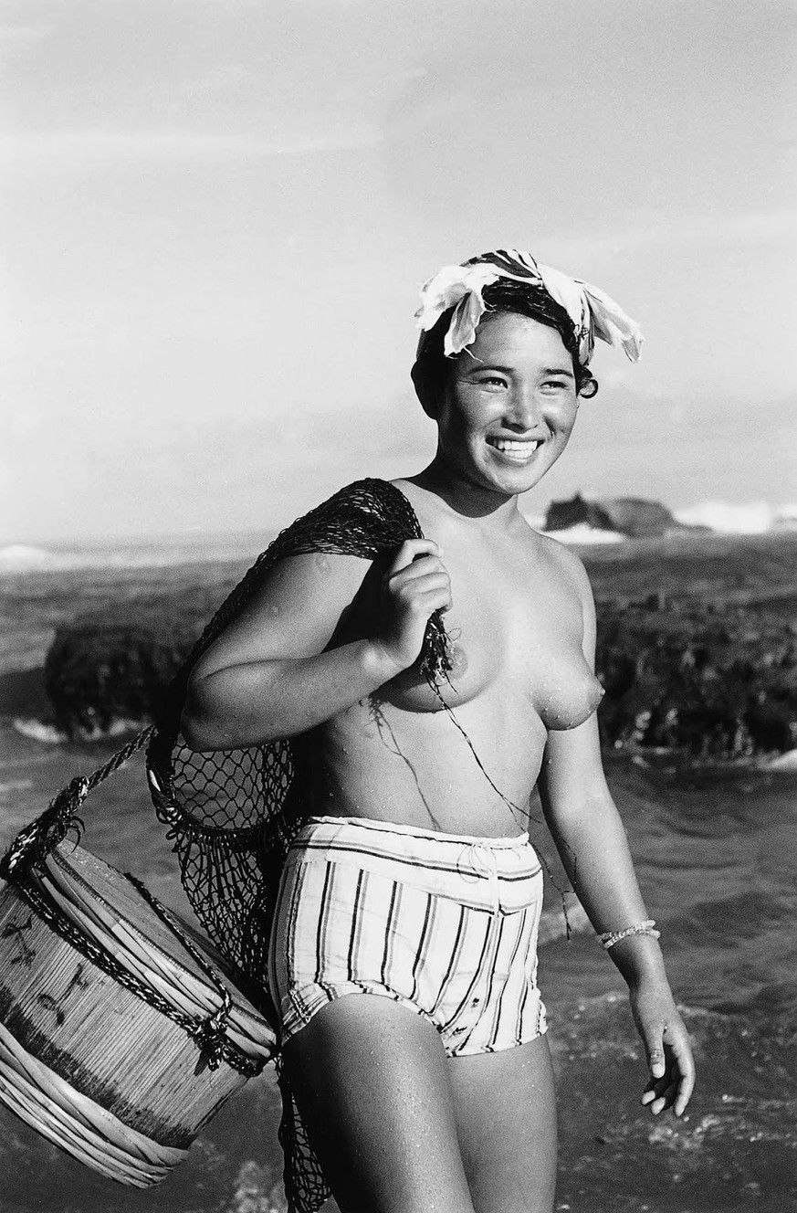Nach dem Zweiten Weltkrieg jedoch, als der Tourismus in Japan zunahm, wurde die Nacktheit der Ama zum Thema und sie waren schliesslich gezwungen, sich zu bedecken.