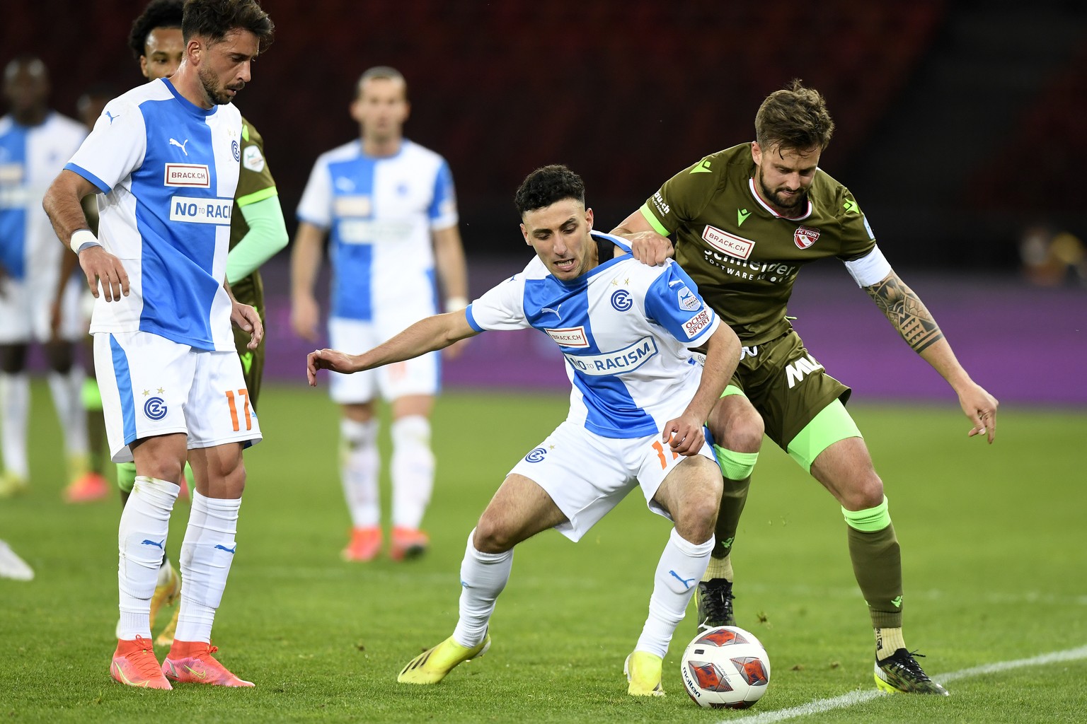 Der Grasshopper Hicham Acheffay, links, gegen den Thuner Nicola Sutter, rechts, beim Fussball Meisterschaftsspiel der Challenge League zwischen dem Grasshopper Club Zuerich und dem FC Thun im Stadion  ...