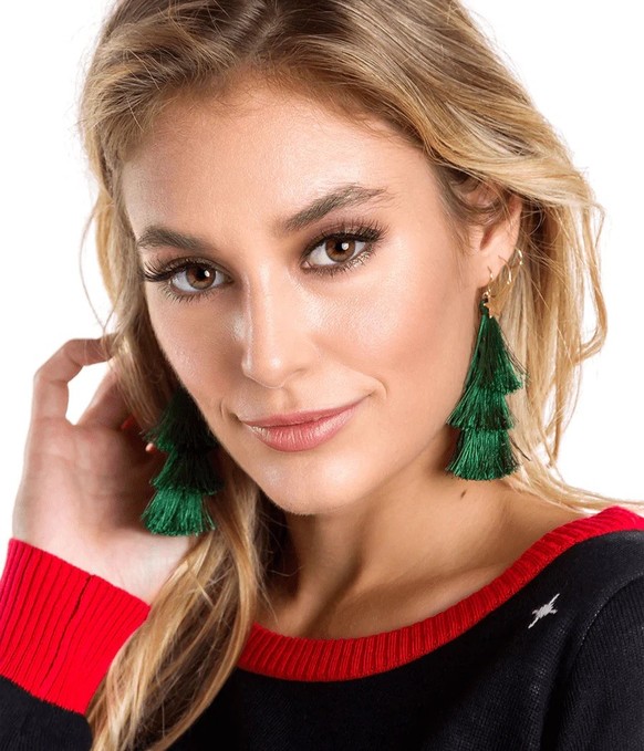 ugly christmas sweaters ohrringe https://www.tipsyelves.com/products/green-tassle-christmas-tree-earrings
