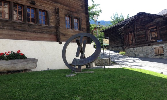 Das Denkmal für das Rütli der Schweizer Frau in Unterbäch VS.