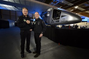Andre Borschberg (l.), CEO von&nbsp;Solar Impulse, und Bertrand Piccard vor Solar Impulse 2.