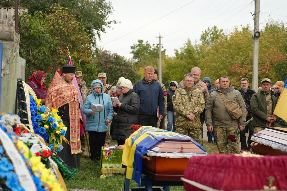 Des proches et des amis pleurent devant les cercueils lors des funérailles d'Alona, 26 ans, et d'Oleksandr Lesnichenko, 35 ans, ainsi que de leurs enfants Denys et Yegor, tués lors d'un ...