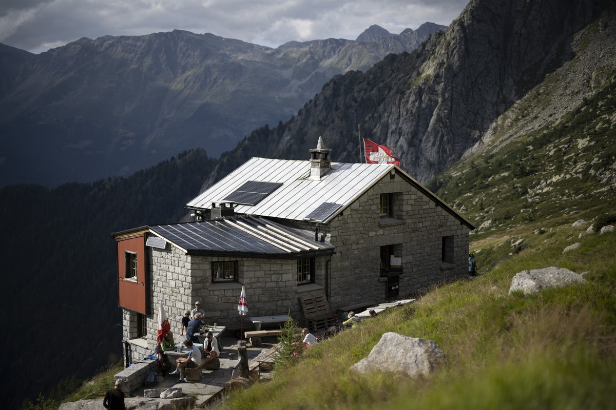 KEYPIX - Die Sciora Huette des SAC, aufgenommen am Freitag, 22. August 2025, in Bondo. Am 23. August 2017 kam es am Piz Cengalo zu einem Bergsturz und anschliessenden Murgaengen. Die Huette blieb jahr ...