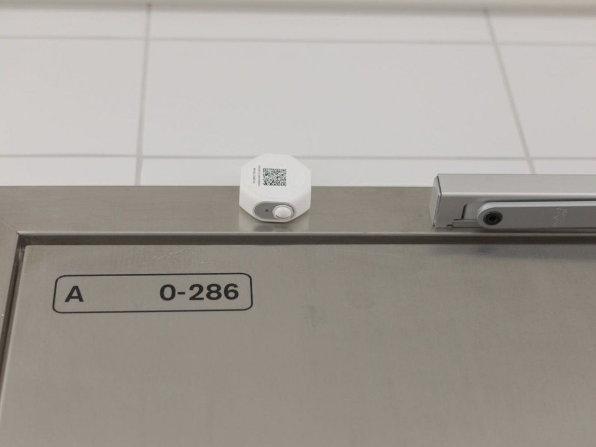 capteur dans les toilettes de Zurich aéroport pour compter le nombre de visiteurs