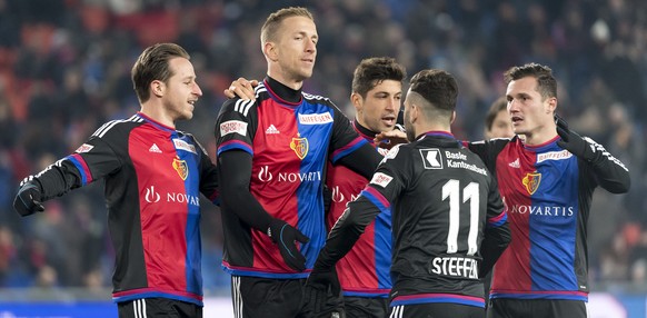 Die Basler jubeln ueber ihr 1:0 im Fussball Meisterschaftsspiel der Super League zwischen dem FC Basel 1893 und dem FC St. Gallen, im Stadion St. Jakob-Park in Basel, am Samstag, 10. Dezember 2016. (K ...