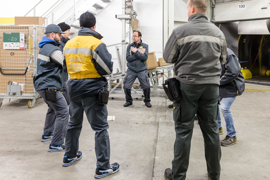 Unterwegs mit dem Paket-Pöstler Stefan „Tschudi“ Bütler auf seiner Route durch Muri kurz vor Weihnachten.
Im Bild: Im Verteilzentrum Mägenwil beginnt um 5.30 Uhr die Arbeit: Pakete, die von der Vertei ...