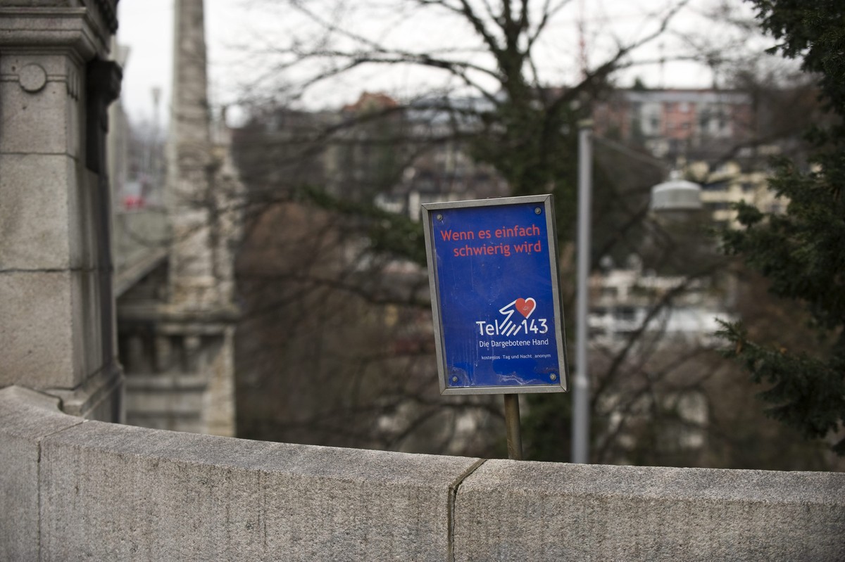 Ein Schild, welches auf die Telefonnummer der dargebotenen Hand aufmerksam macht, soll Lebensmuede vom Sprung von der Bruecke abhalten, bei der Kornhausbruecke in Bern, am Donnerstag, 10. Dezember 200 ...