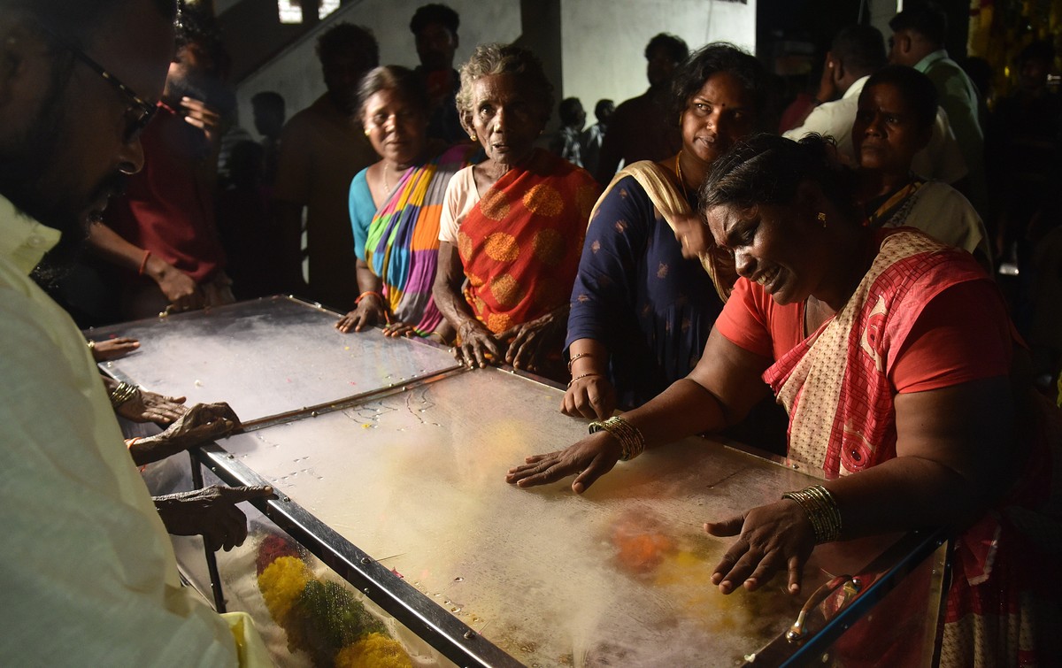 epa11426091 Family members and relatives attend the cremation of the bodies of the victims, who died after allegedly consuming illicit liquor, during a mass funeral in Kallakurichi, Tamil Nadu, India, ...