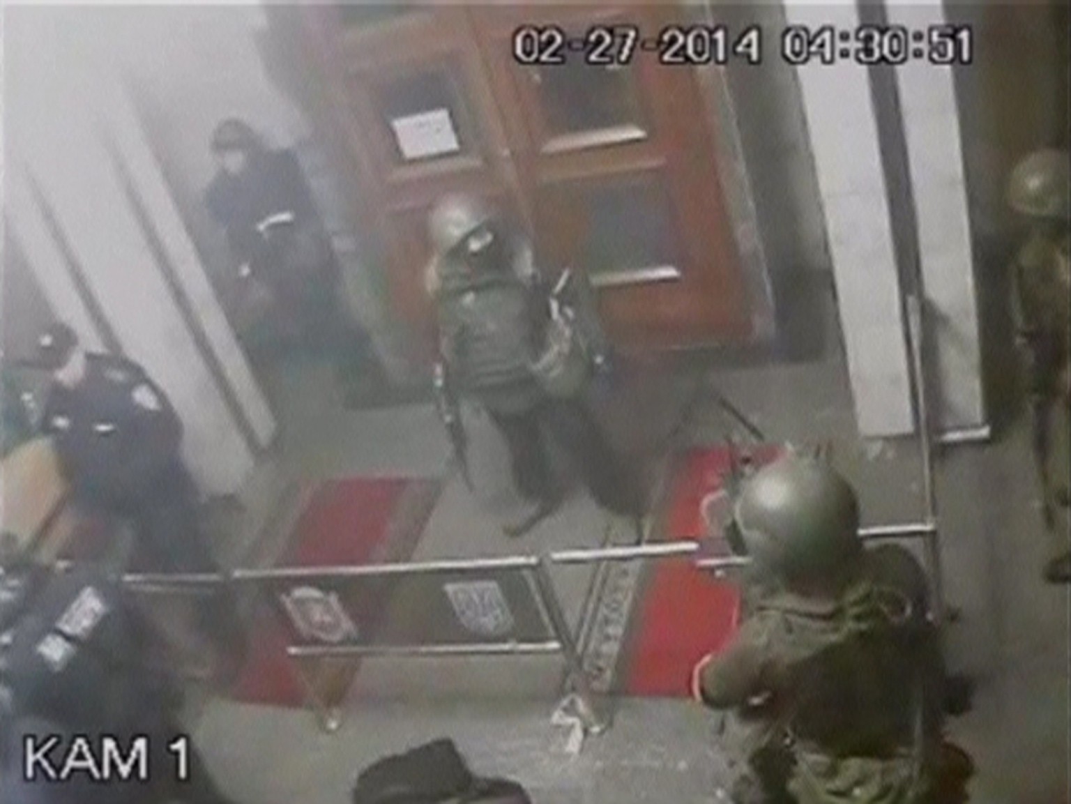 Bewaffnete im Parlamentsgebäude von Simferopol.