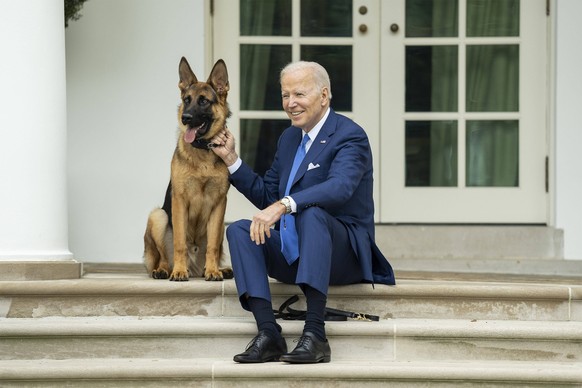September 26, 2022, Washington, DC, United States: U.S. President Joe Biden, spends time with his German Shepherd, Commander in the Rose Garden of the White House, September 26, 2022 in Washington, D. ...