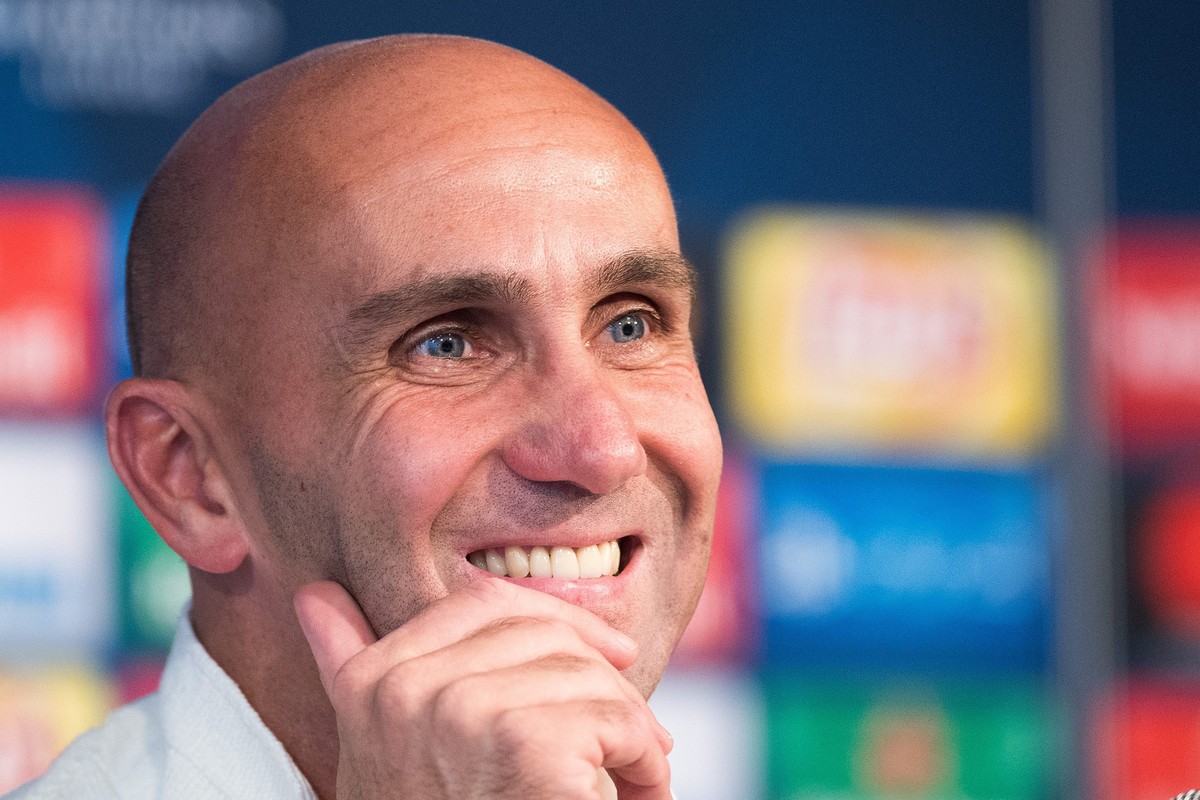epa05558198 Borussia Moenchengladbach's coach Andre Schubert smiles during a news conference in Moenchengladbach, Germany, 27 September 2016. Borussia Moenchengladbach will face FC Barcelona in a ...