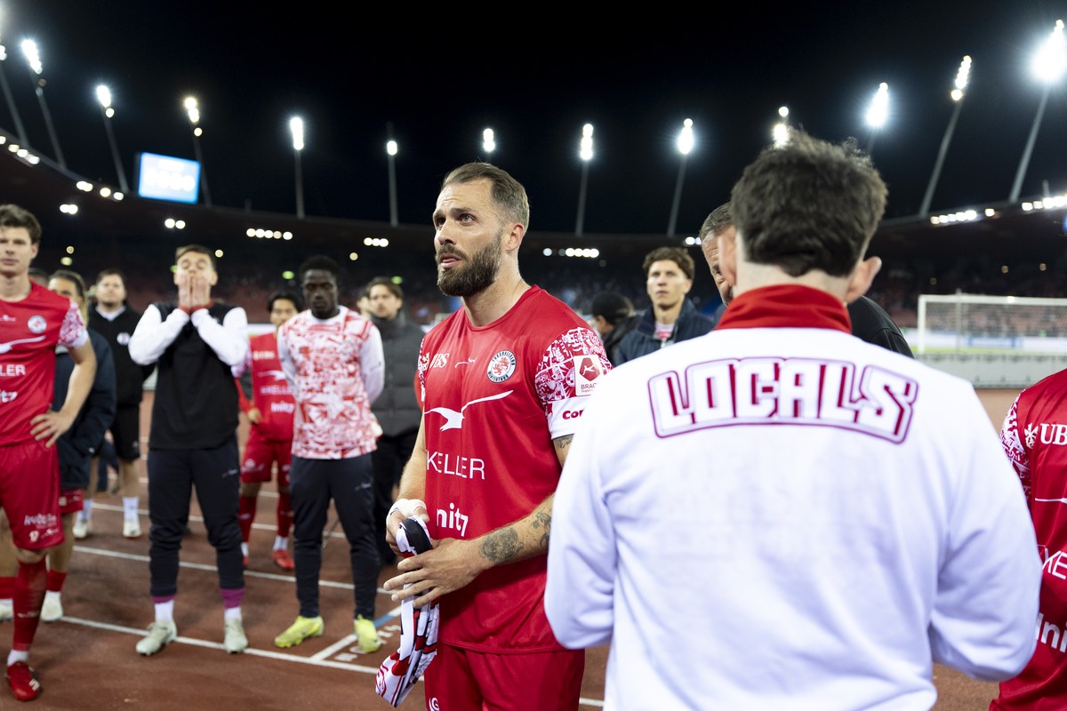 Ein Ultra der Fans Winterthurs (weisse Jacke) verteilt Roman Buess (FCW), mitte, und der Mannschaft Schals nach dem Spiel der Fussball Super League zwischen dem Grasshopper Club Zuerich (GC) und dem F ...