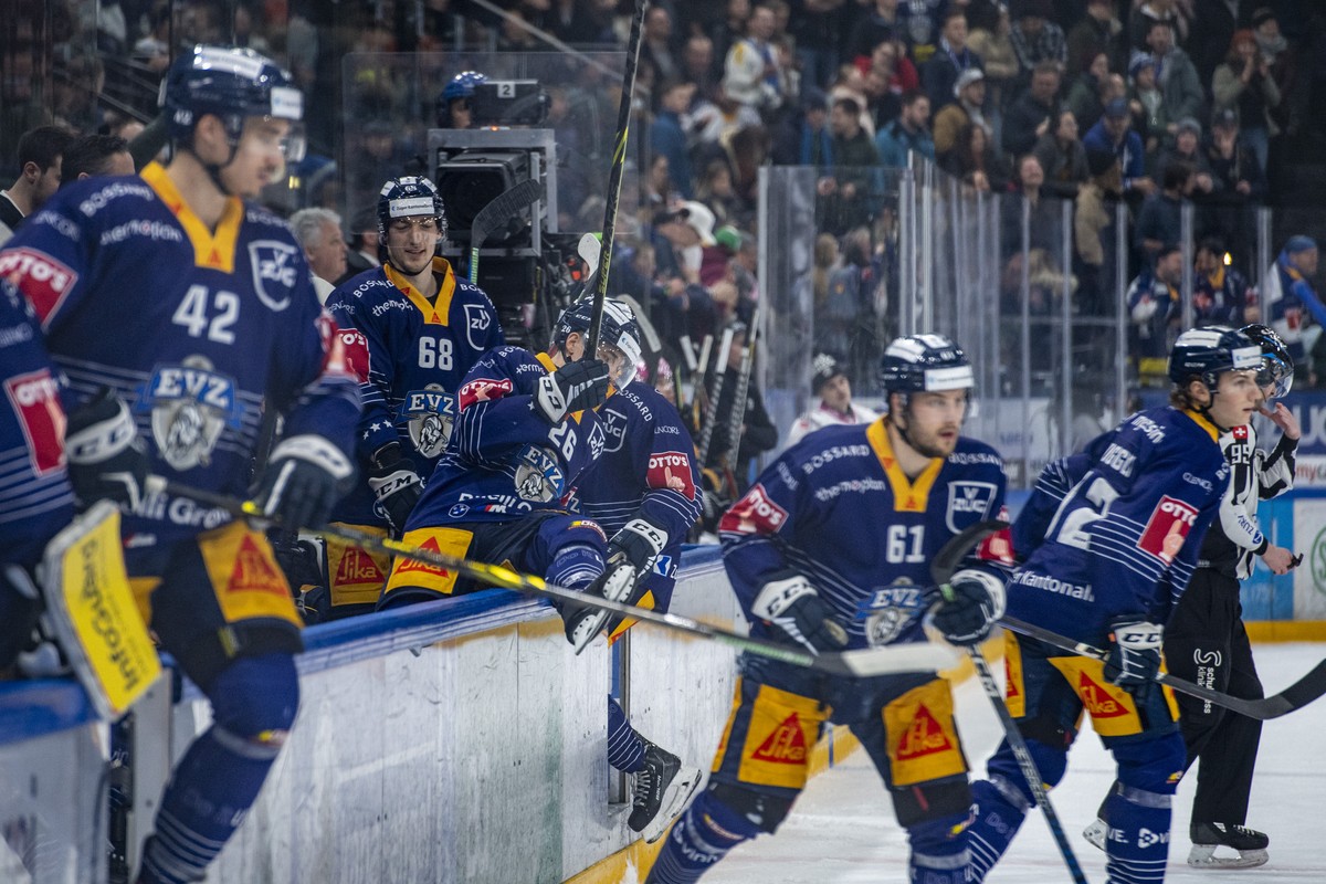 Die Zuger mit Reto Suri, mitte, beim Eishockey Meisterschaftsspiel der National League zwischen dem EV Zug und dem HC Ajoie am Dienstag, 14. Februar 2023 in Zug. (KEYSTONE/Urs Flueeler).