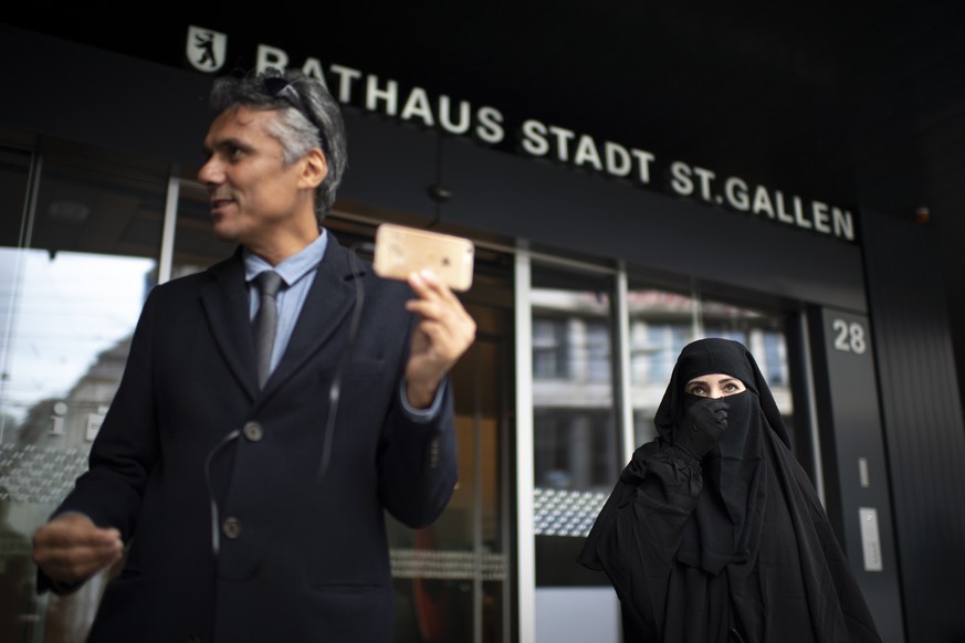 Der algerische Polit-Aktivist Rachid Nekkaz, links, und Karima im Niqab demonstrieren gegen das Burka-Verbot im Kanton St. Gallen, am Mittwoch, 3. Oktober 2018, in St. Gallen. Nekkaz sagt, er wolle de ...