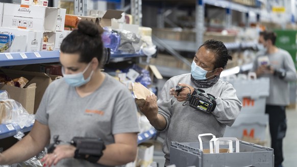 AVIS --- ZUM VERTEILBETRIEB VON MIGROS ONLINE (EHEMALS LESHOP.CH) STELLEN WIR IHNEN FOLGENDES NEUES BILD ZUR VERFUEGUNG. WEITERE BILDER FINDEN SIE AUF visual.keystone-sda.ch --- Mitarbeiter stellen ei ...