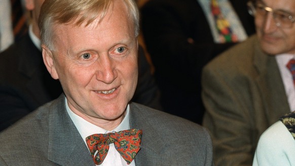 SBG-Aktionaer Martin Ebner verfolgt mit seiner Frau Rosemarie im April 1996 im Hallenstadion von Zuerich die Generalversammlung der Schweizerischen Bankgesellschaft. (KEYSTONE/Str)