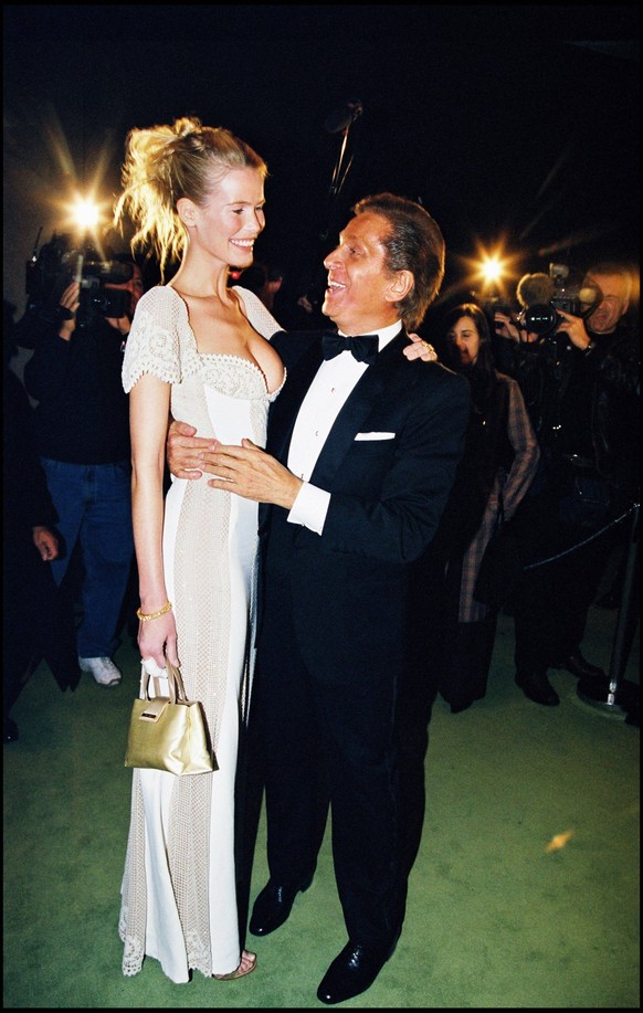CLAUDIA SCHIFFER ET VALENTINO - VALENTINO FETE SES 40 ANS DE CARRIERE A HOLLYWOOD Hollywood Etats-Unis *** CLAUDIA SCHIFFER und VALENTINO VALENTINO FEST SES 40 ANS von CARRIERE A Hollywood Hollywood S ...