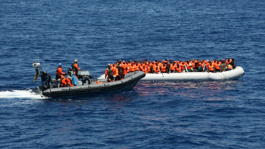 Am Morgen des 29. Mai 2015 wurde die Fregatte Hessen von der Seenotleitstelle (Maritime Rescue Coordination Centre - MRCC) ROM zu mehreren Seenotfällen etwa 30 Seemeilen nordwestlich der Stadt ABU KAM ...