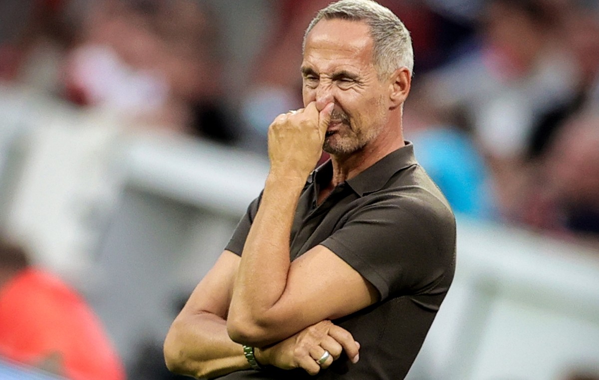 epa09423786 Moenchengladbach's head coach Adi Huetter reacts during the German Bundesliga soccer match between Bayer 04 Leverkusen and Borussia Moenchengladbach in Leverkusen, Germany, 21 August  ...