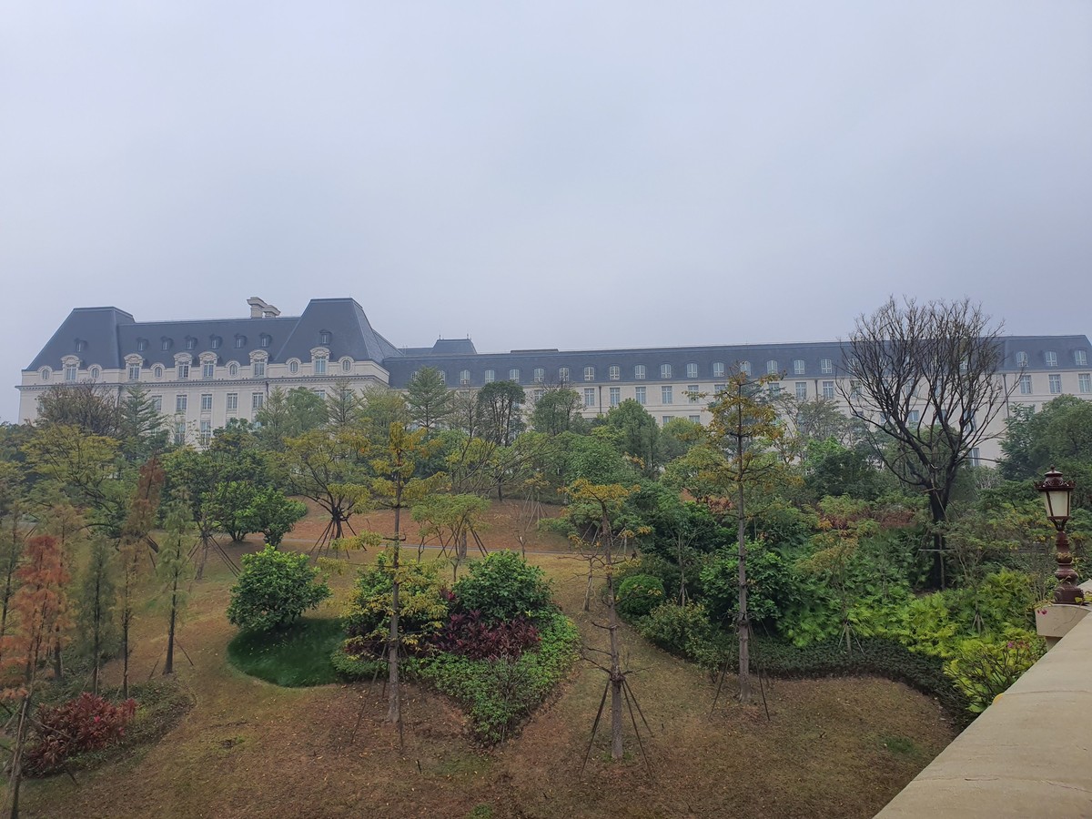 ... Puis au loin... dans la brume... en Chine.