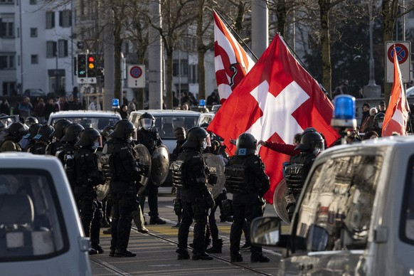 Vereinzelte Massnahmengegner und Corona-Skeptiker demonstrieren gegen Corona-Massnahmen der Regierung, aufgenommen am Samstag, 12. Februar 2022 in Zuerich. (KEYSTONE/Ennio Leanza)