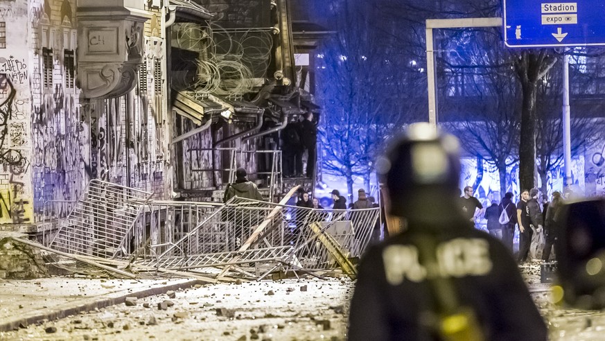 ARCHIVBILD ZUR SONDERDEBATTE DES BERNER STADTRATES ZU DEN KRAWALLEN IN DER REITSCHULE, AM DONNERSTAG, 02. FEBRUAR 2017 ---- Polizei bei der Reitschule in Bern nach einer Demonstration, am Samstag, 25. ...