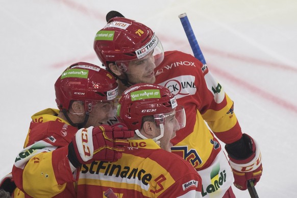 Biels Mathieu Tschantre, Marc-Antoine Pouliot und Kevin Fey, von links, feiern ihren Treffer zum 1:0 im Eishockey Meisterschaftsspiel der National League zwischen dem EHC Biel und dem EHC Kloten, am Samstag, 14. Oktober 2017, in der Tissot Arena in Biel. (KEYSTONE/Peter Schneider)