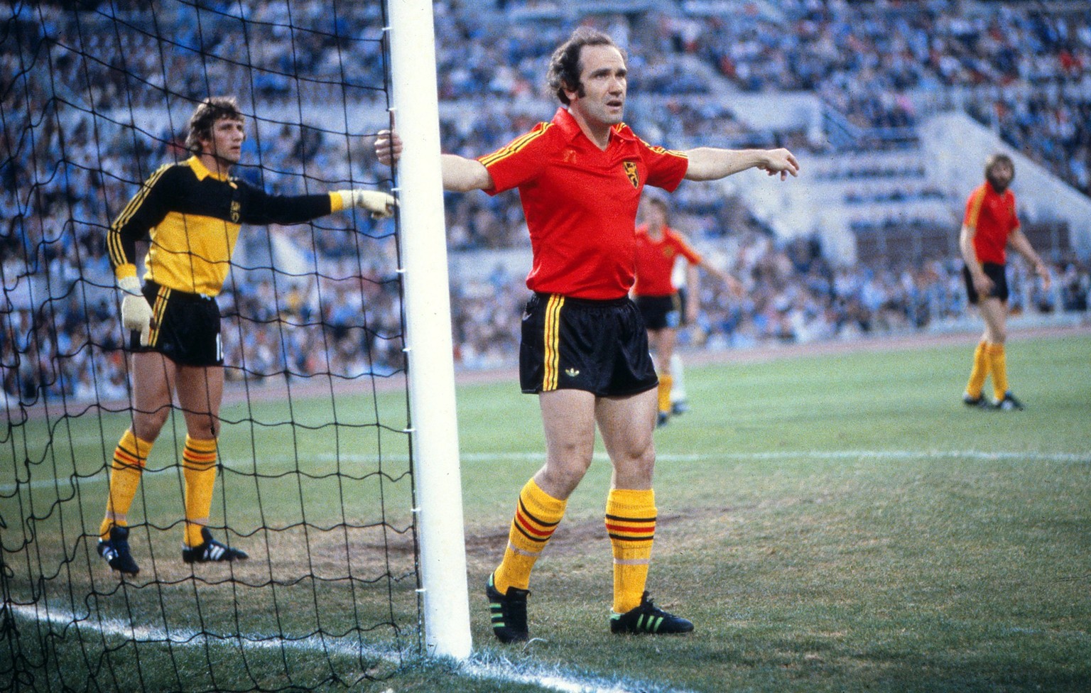 IMAGO / Colorsport

Wilfried Van Moer (Belgium) Jean Marie Pfaff (left) . European Championship Final 1980. 22/06/1980 West Germany v Belgium. PUBLICATIONxNOTxINxUK