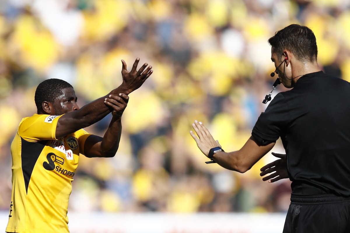 YBs Roger Assale, links, reklamiert ein Handspiel bei Schiedsrichter Sandro Schaerer, im Super League Spiel zwischen BSC Young Boys Bern und dem FC Basel am Sonntag, 22. September 2019 im Stade de Sui ...
